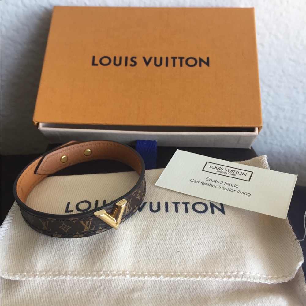 Louis Vuitton Essential V Monogram bracelet 19
